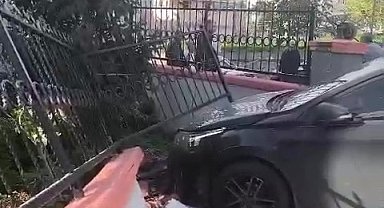 El freni çekilmeyen otomobil bahçe duvarını yıktı