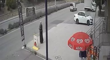 Elazığ'da aracın yan yattığı kaza kamerada