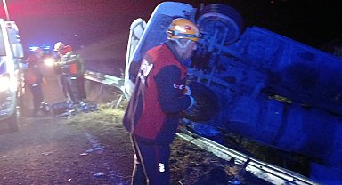 Elazığ'da bariyerlere çarpan kamyon devrildi: 1 yaralı