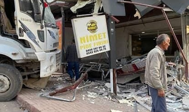 Elazığ'da freni patlayan kamyon fırına daldı