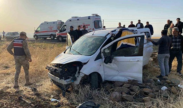 Elazığ'da hafif ticari araç tarlaya uçtu: 3 yaralı