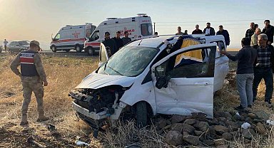Elazığ'da hafif ticari araç tarlaya uçtu: 3 yaralı