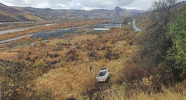 Elazığ'da kamyonet şarampole uçtu