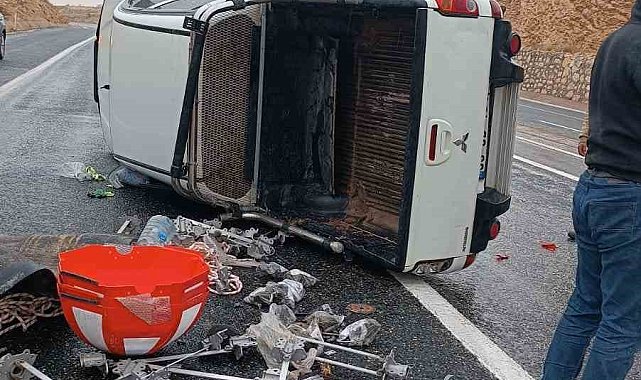 Elazığ'da kaygan yolda kamyonet devrildi
