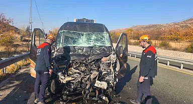 Elazığ'da minibüs ile kamyon çarpıştı: 1 yaralı