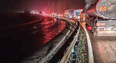 Elazığ'da tır devrildi: Kilometrelerce araç kuyruğu oluştu