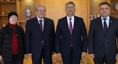 Emekli Müdür Ahmet Urfalı eserlerini Rektör Kızıltoprak'a takdim etti