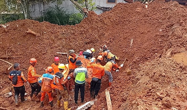 Endonezya'daki toprak kaymasında can kaybı 16'ya yükseldi