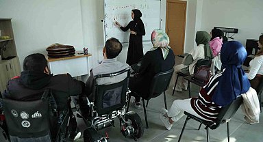 Engelsiz Yaşam Merkezi'nde dezavantajlı bireyler sosyal ve kültürel faaliyetlerle destekleniyor