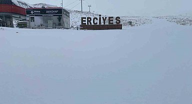 Erciyes güne beyaz örtüyle uyandı