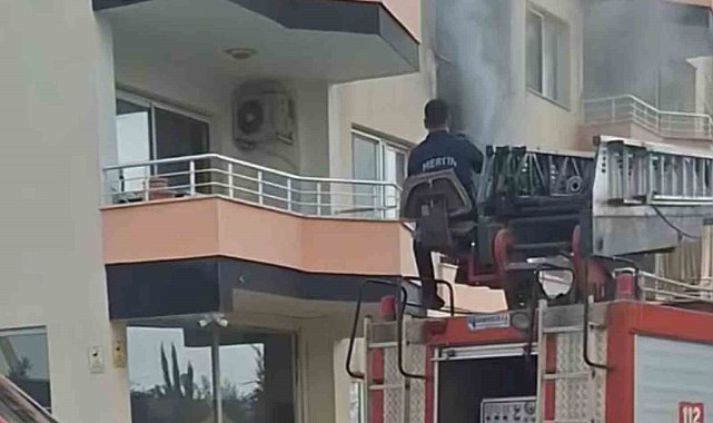 Erdemli'de bina yangını korkuttu