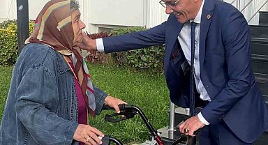 Erenler'de gönülleri ısıtan anlar: Makam aracını yaşlı kadına tahsis etti