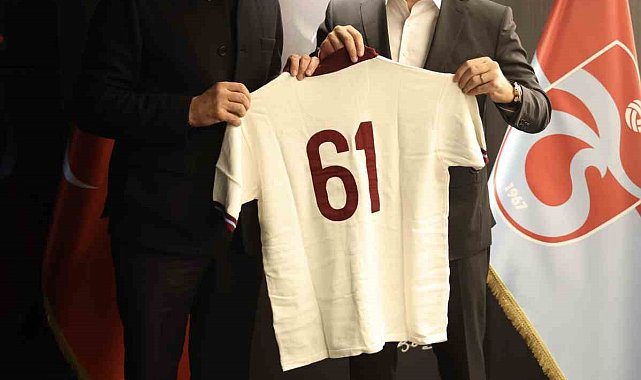 Ertuğrul Doğan, TFF Başkanı Hacıosmanoğlu'na forma hediye etti