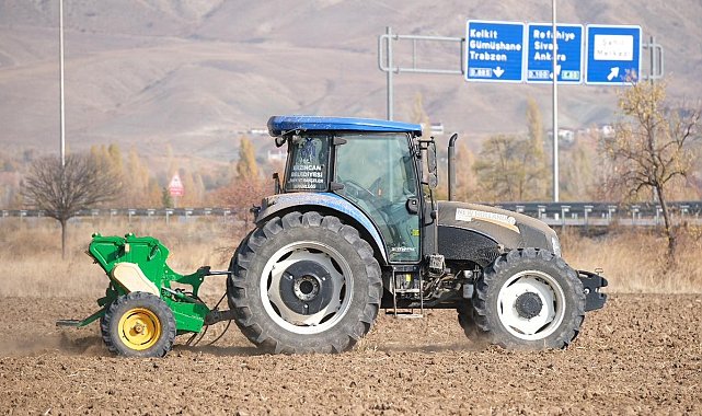 Erzincan Belediyesi uygulama tarlalarında hububat ekimi yaptı