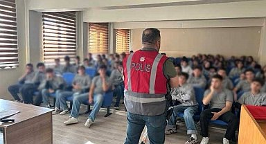 Erzincan çocuk polisi öğrencileri bilgilendirmeye devam ediyor