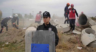 Erzincan'da 6,4 büyüklüğünde deprem tatbikatı gerçeğini aratmadı