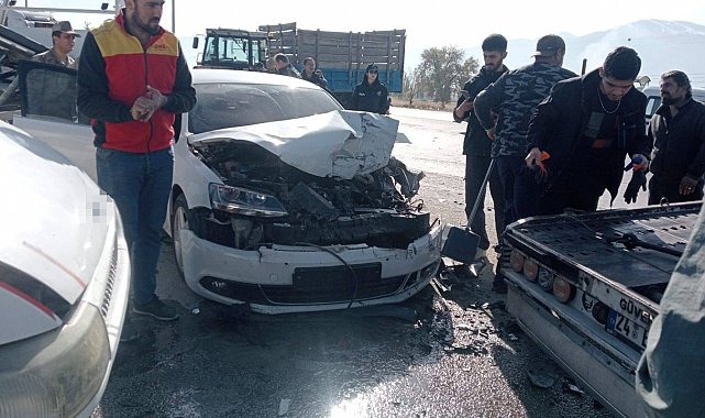Erzincan'da askeri araç, traktör ve otomobil çarpıştı: 2 yaralı