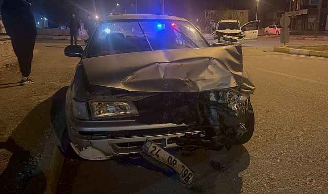 Erzincan'da iki araç kafa kafaya çarpıştı: 3 yaralı