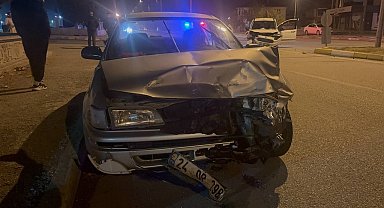 Erzincan'da iki araç kafa kafaya çarpıştı: 3 yaralı