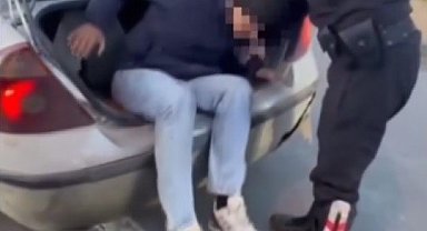 Erzincan'da otomobilin bagajında 2 kaçak göçmen yakalandı