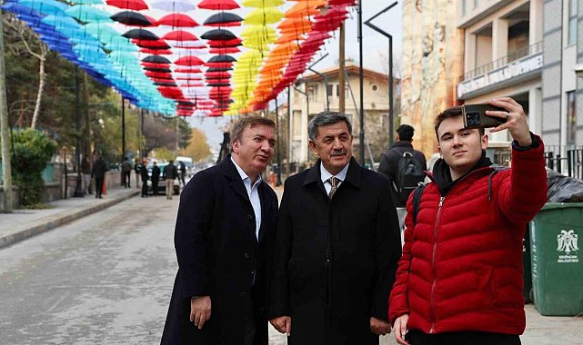 Erzincan'da rengârenk şemsiyelerle kaplanan sokak ilgi görüyor