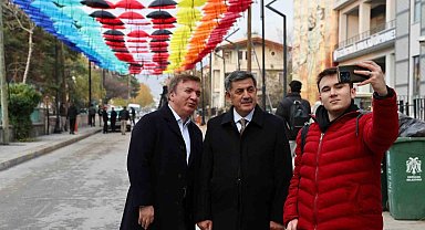 Erzincan'da rengârenk şemsiyelerle kaplanan sokak ilgi görüyor