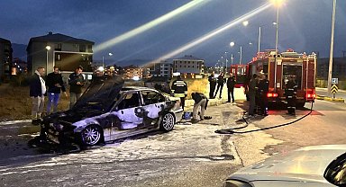 Erzincan'da seyir halindeki otomobil alev aldı: 2 kişi son anda kurtuldu