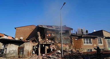 Erzurum'da doğalgaz patlaması: 2 ev çöktü, 1 yaralı