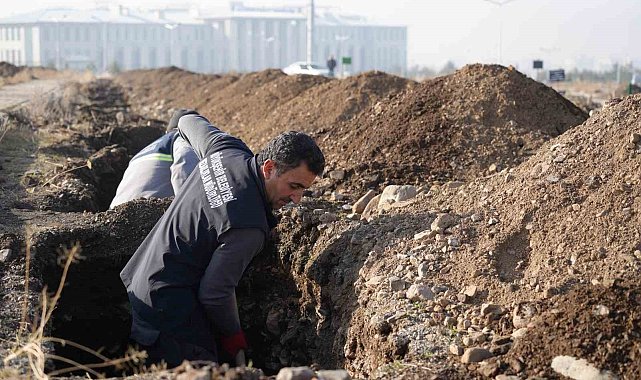 Erzurum'da kış öncesi mezar hazırlığı