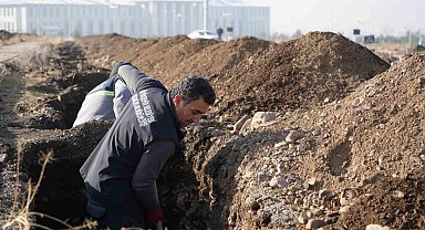 Erzurum'da kış öncesi mezar hazırlığı