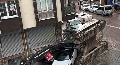 Esenyurt'ta tır dorsesindeki iş makinesi devrildi: 2 otomobil hasar gördü