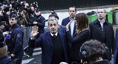 Eski Fransa Cumhurbaşkanı Sarkozy adli kontrol şartıyla serbest bırakıldı