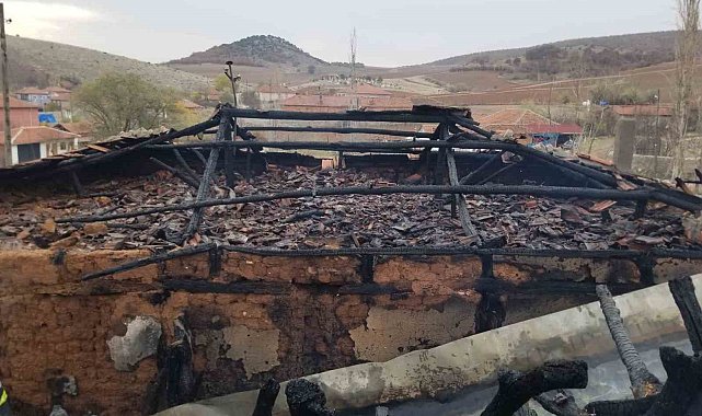 Eski kıyafetleri tandırda ateşe verdi, çatı alev alev yandı