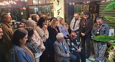 Eski öğrencilerinden emekli öğretmene duygulandıran Öğretmenler Günü sürprizi