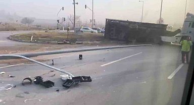 Eskişehir'de yan yatan tır trafiği olumsuz etkiledi