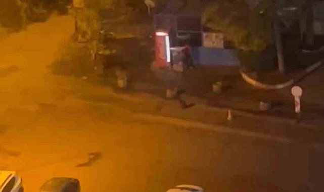 Etrafa aldırmadan büfenin camlarını alaşağı etti