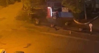 Etrafa aldırmadan büfenin camlarını alaşağı etti