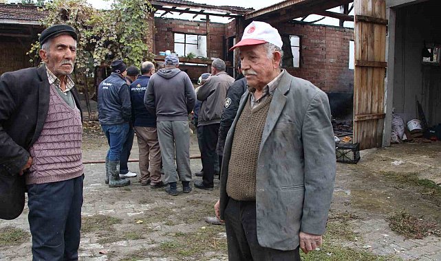 Evi yanan yaşlı çiftçinin biriktirdiği paralar ve eşyaları küle döndü