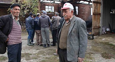 Evi yanan yaşlı çiftçinin biriktirdiği paralar ve eşyaları küle döndü