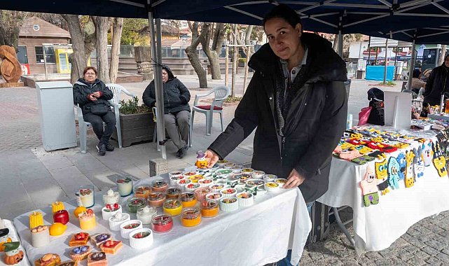 Evinde ürettiği estetik mumları stantta vatandaşlarla buluşturuyor