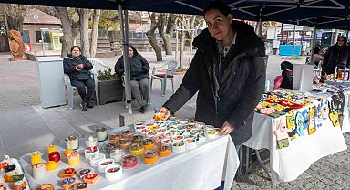 Evinde ürettiği estetik mumları stantta vatandaşlarla buluşturuyor