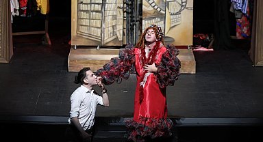 "Eyvah Nadir" İstanbul'da ayakta alkışlandı