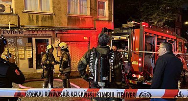 Fatih'te 3 katlı binanın çatısında korkutan yangın