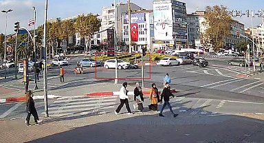 Fatih'te otomobil ile motosiklet çarpıştı: Kaza anı güvenlik kamerasına yansıdı