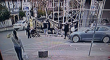 Fenalaşarak yere düşen yaşlı adam hastanede yaşam savaşı veriyor