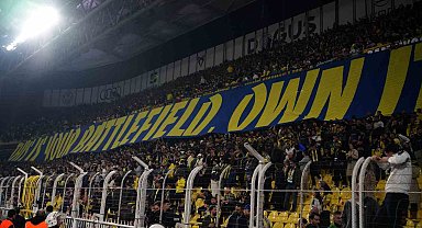 Fenerbahçe taraftarından, oyunculara Galatasaray maçını hatırlatan pankart