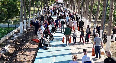 Filesini eline alan vatandaşlar dalından bedava narenciye topladı