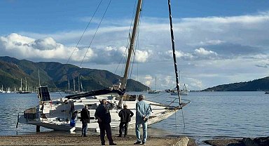 Fırtınada karaya vuran yelkenliler kaldırılıyor