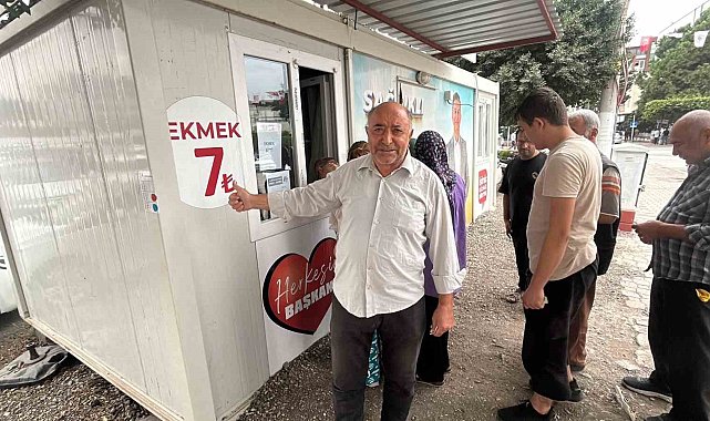Fiyatın yarısından daha ucuza ekmek satınca metrelerce kuyruk oluştu