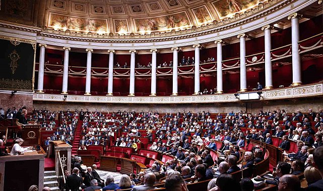 Fransa'da tartışmalı emeklilik reformu askıya alındı